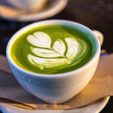 Pensábamos que el té matcha era el sustituto perfecto del café, pero bebemos tanto que estamos dejando a Japón sin reservas