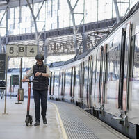 Se acabó lo de llevar el patinete eléctrico en el tren o el autobús en Cataluña. Al menos de momento 