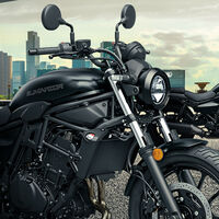 Vuelve la Kawasaki Eliminator: el mito custom se adapta a los nuevos tiempos y plantará cara a la Honda Rebel 500