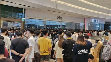 Haciendo cola para comprar ETB