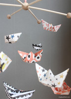 Hazlo tú mismo: un móvil de cuna con barquitos de papel 