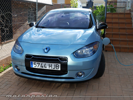 Renault Fluence Z.E., prueba (equipamiento, versiones, recarga y seguridad)
