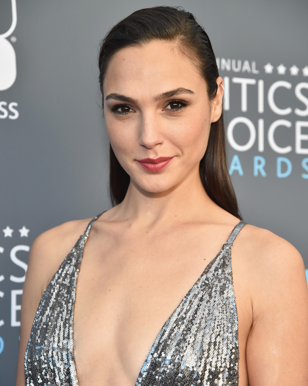 Gal Gadot no deja la armadura de Wonder Woman ni para ir a los Critics'Choice Awards 2018  