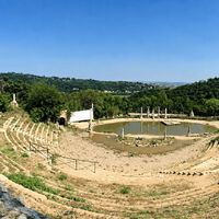 Italiano construiu falso anfiteatro romano com gesso e concreto para enganar turistas e cobrar ingressos de 40 euros: ele inventou que Júlio César e Cleópatra passaram pelo local e acabou condenado à prisão por fraude histórica 