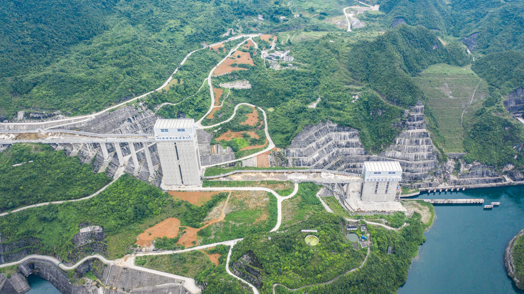 Parece una presa china más: en realidad, oculta ascensores que hacen subir barcos por el corazón de una montaña