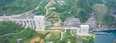 Parece una presa china más: en realidad, oculta ascensores que hacen subir barcos por el corazón de una montaña