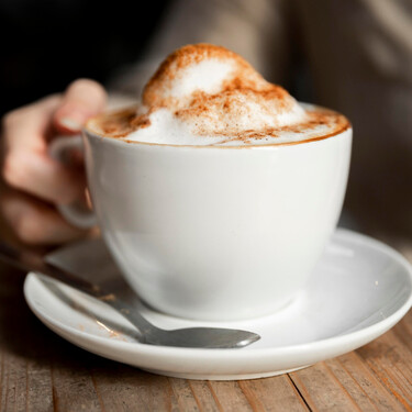 Este ingenio, del tamaño de un vaso de batidora, calienta y espuma todo tipo de leche: tu capuccino listo en dos minutos