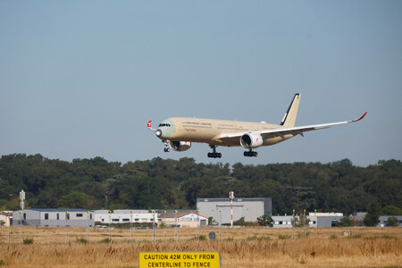 O A350-1000ULR do Projeto Sunrise, equipado com dois motores Rolls-Royce Trent XWB-97, durante uma aproximação