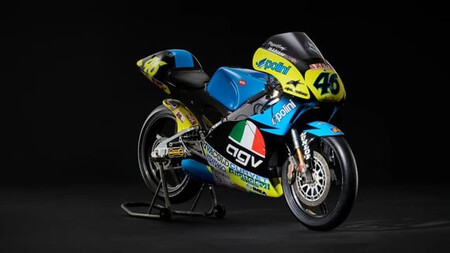 O exemplar oferecido não é uma réplica ou uma moto similar: trata-se da Aprilia RS125R de Grande Prêmio usada por Rossi em 1996
