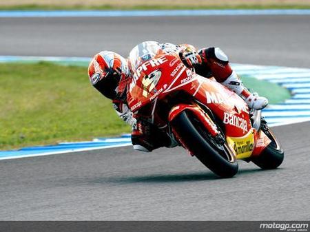 Álvaro Bautista lidera moralmente en Jerez