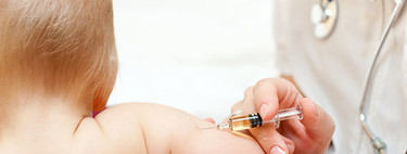 El pediatra que usa el arte de la distracción para que los bebés no se enteren de las vacunas