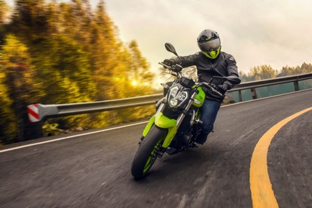 Benelli sigue apostando por las motos del carné A2 con su nueva 302S de 38 CV y 4.299 euros