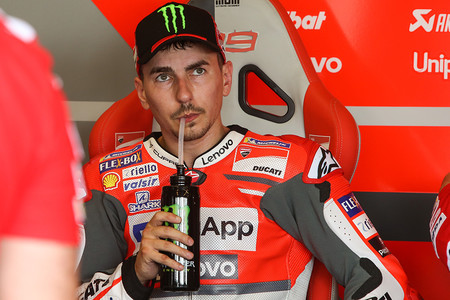 Marc Márquez se ha interesado por el estado de salud de Jorge Lorenzo pero insiste en que fue un lance de carrera