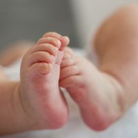 Muere una bebé tras ingerir el aceite que sus padres le ponían en el pecho para aliviarle la tos 