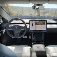 "Espero no quedarme sin aire". Una tiktoker prefiere grabar cómo se queda atrapada en su Tesla a 43°C antes que parar una actualización