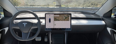 "Espero no quedarme sin aire". Una tiktoker prefiere grabar cómo se queda atrapada en su Tesla a 43°C antes que parar una actualización