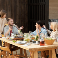 El mito de las vacaciones perfectas en familia: cómo sobrevivir a las expectativas (y a la suegra en la casa del pueblo)