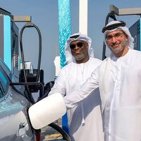 Como la fiesta del petróleo no es para siempre, Emiratos acaba de abrir un enorme centro de carga para coches eléctricos en pleno desierto