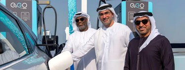 Emiratos tiene el petróleo por castigo, pero necesita diversificarse. Así que está abriendo enormes estaciones de carga para coches eléctricos