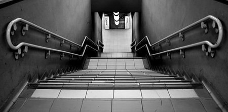 La escalera más larga del mundo, escaleras que giran al revés, escaleras helicoidales que se cruzan, escaleras que no llevan a ningún sitio y la escalera como una importante causa de muerte (y III)