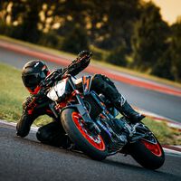 La KTM 890 Duke R estrena nuevos colores en 2022 para el mismo concepto de naked radical, por 13.049 euros