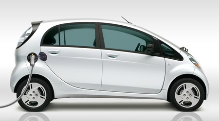 Mitsubishi i-MiEV enchufado