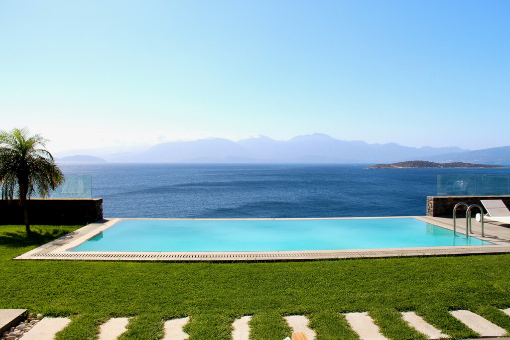 Cataluña ha prohibido llenar piscinas por la sequía. El ganador inesperado son las piscinas de agua de mar