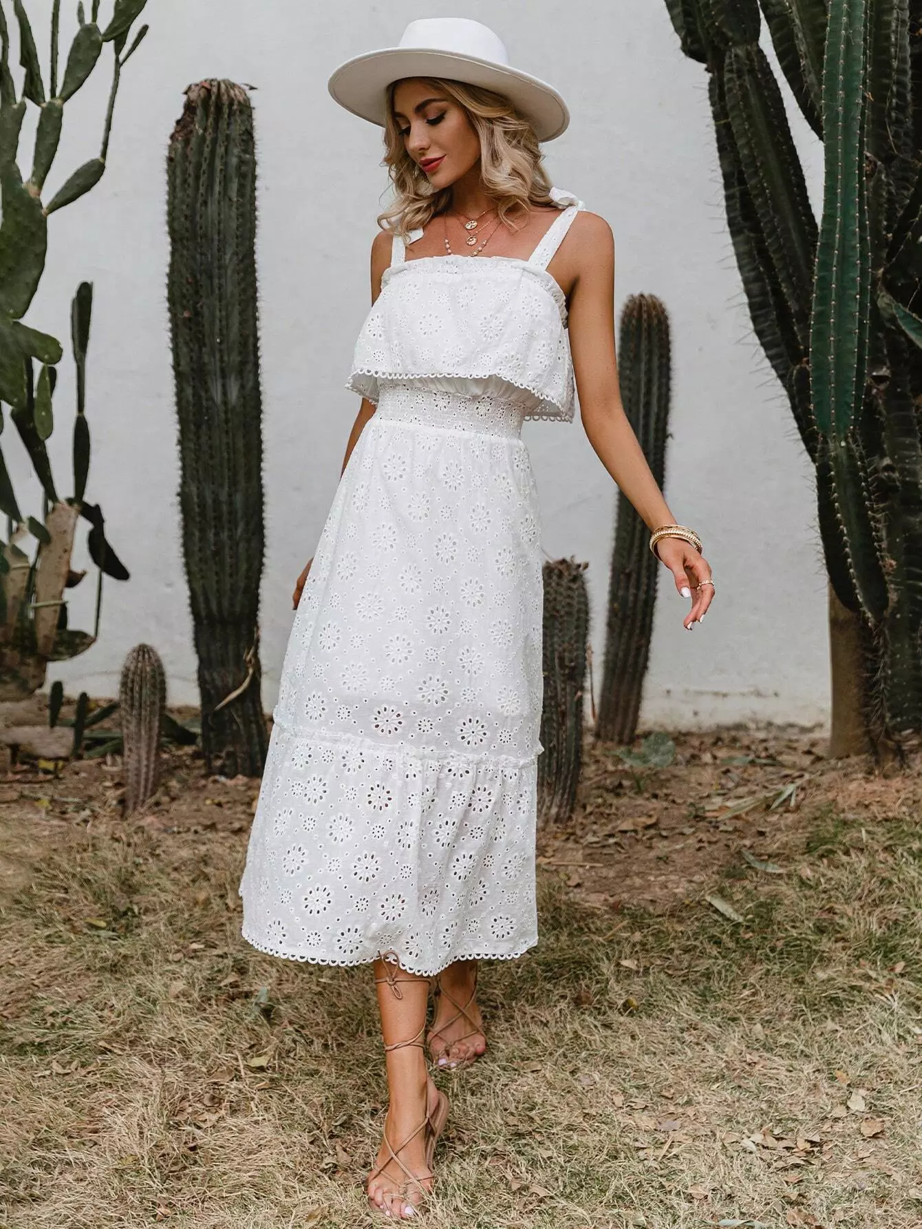 Simplee Vestido de tirantes bajo con fruncido con bordado con ojal.
Tallas de la S a la L