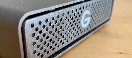 ケースのアルミニウムは、G-Drive に工業的で堅牢な外観を与えます。