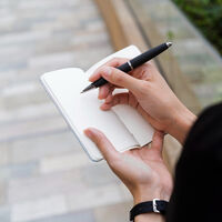 Escribir a mano tiene beneficios para el cerebro que un teclado no puede igualar. Pero lo hacemos poco