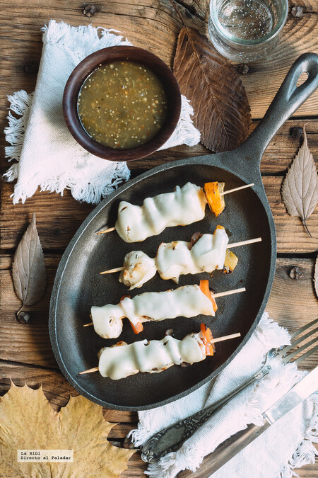 Brochetas de pollo y verduras gratinadas. Receta fácil