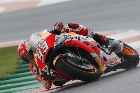 Marc Márquez toma la delantera en Cheste con el mejor tiempo de un primer día pasado por agua