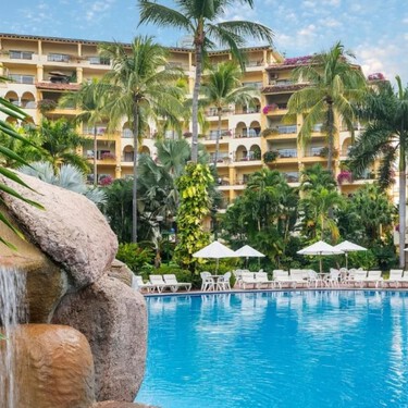 Iba a ser un condominio y terminó creando el concepto de “resort” en Puerto Vallarta: así es este histórico hotel 