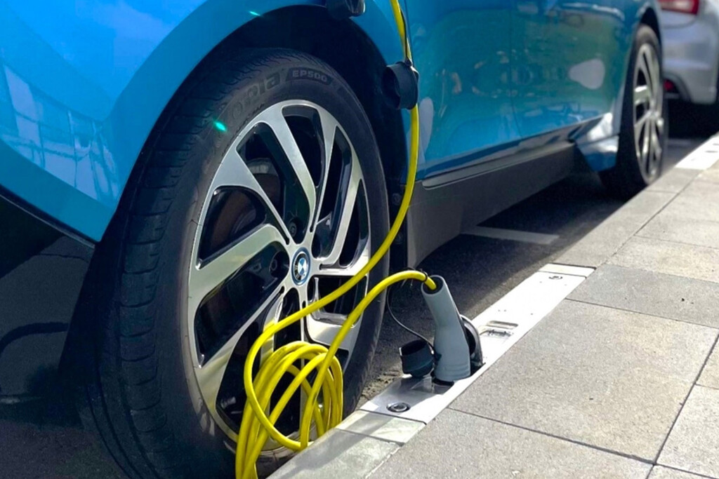 9.000.000 de coches duermen en la calle en España. La solución para cargarlos cuando sean eléctricos ya está en las aceras de Europa