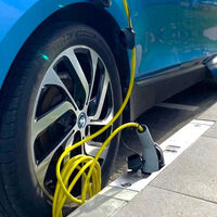 9.000.000 de coches duermen en la calle en España. La solución para cargarlos cuando sean eléctricos ya está en las aceras de Europa 