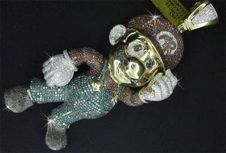 Colgante de Mario en oro y diamantes valorado en 12.000 dólares