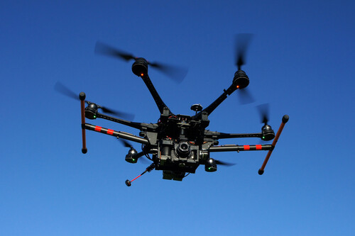 drone sobrevoando
