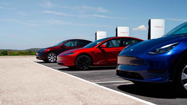 Coches eléctricos de Tesla recargando en una estación Supercharger