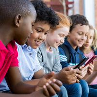 Casi el 70 por ciento de los menores de entre 10 y 15 años tienen un móvil, y más niñas que niños