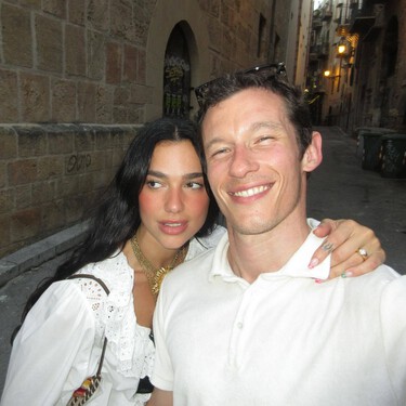 Adiós Tinder, hola librerías: la novela gracias a la que Dua Lipa conoció a su pareja (y que parece una historia de cuento)