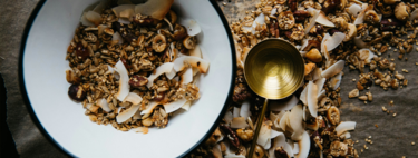 Lo que alguna vez fue símbolo de bienestar ahora dispara picos de glucosa y hambre a media mañana: la granola