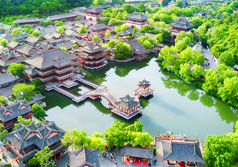 Así es Hengdian, la descomunal ciudad-estudio de cine creada por China que abarca 5.000 años de historia