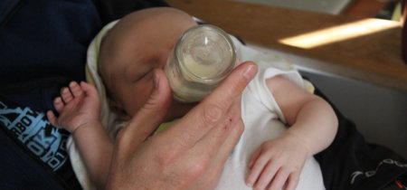 Una bebé sufre discapacidad mental porque sus padres no preparaban adecuadamente los biberones