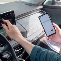 Adiós a una de las cosas más básicas en cualquier coche: Europa quiere impedir que desaparezca la radio de toda la vida 