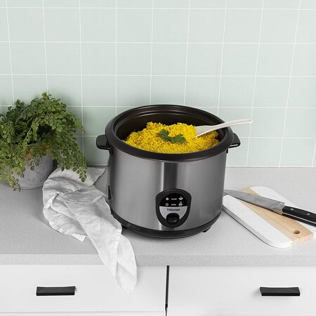 La arrocera más vendida de Amazon conserva el arroz caliente hasta que llegas a casa y hoy la tienes (casi) a su precio mínimo: por 32,90 euros
