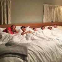 Una pareja monta en su habitación una cama de 5,5 metros para ellos y sus cuatro hijos