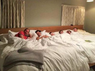 Una pareja monta en su habitación una cama de 5,5 metros para ellos y sus cuatro hijos 