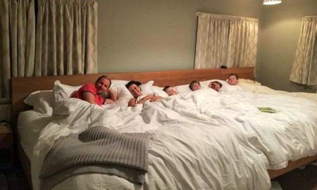 Una pareja monta en su habitación una cama de 5,5 metros para ellos y sus cuatro hijos