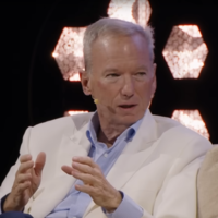 Para el ex CEO de Google la ventaja de China está en que siguen aplicando el modelo 996: "si quieres ganar, hay que hacer sacrificios"