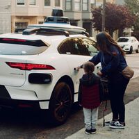 Prefieren un robot a un taxista: hay padres metiendo a sus hijos en taxis autónomos sin conductor porque tienen miedo de dejarlos a solas con los chóferes de Uber 